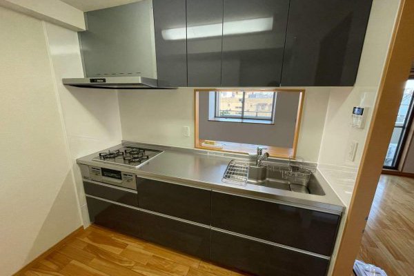 すっきりとシンプルなシステムキッチン