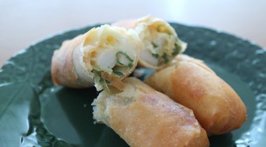 余ったお餅の消費にも！「お餅と長ネギの春巻き」の簡単レシピ