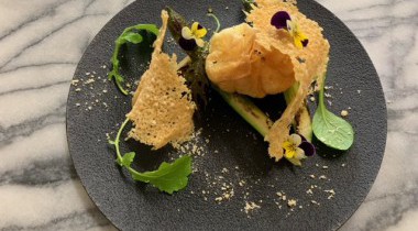 春野菜を使った「アスパラガスとクリスピーフライドエッグ」