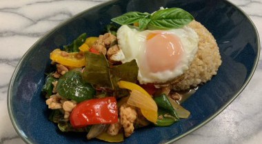 夏の暑さにも負けぬタイ料理「ガパオライス」