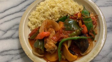 フランスのビストロメニュー「チキンのクスクス」