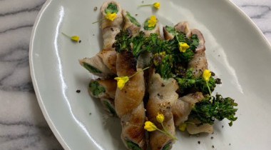 菜の花の自家製生ベーコン巻き