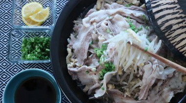 簡単レシピ「豚バラともやしの重ね蒸し ポン酢ソース」